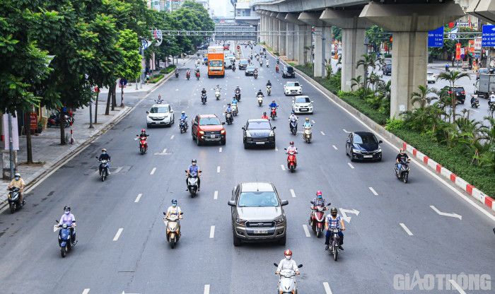 Đường phố Hà Nội đông đúc trong sáng đầu tuần