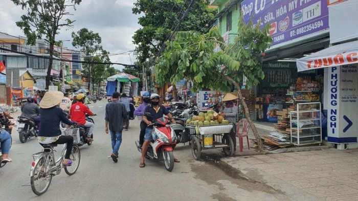 Chùm ảnh: Bất chấp lệnh cấm, chợ tự phát ở TP HCM vẫn nhộn nhịp