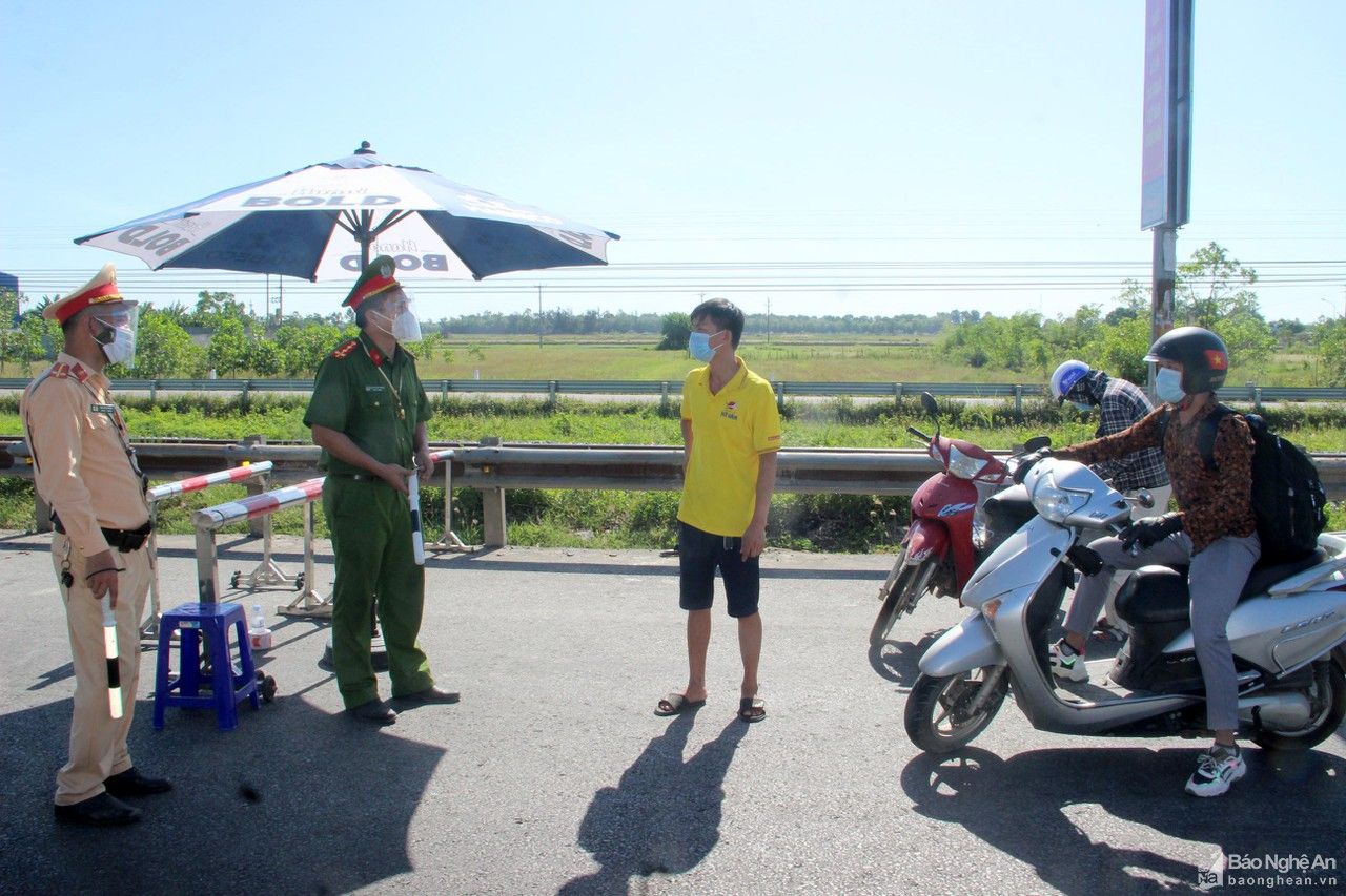 TP. Vinh: Phương tiện lưu thông trật tự, hàng hóa vận chuyển linh hoạt qua các điểm chốt