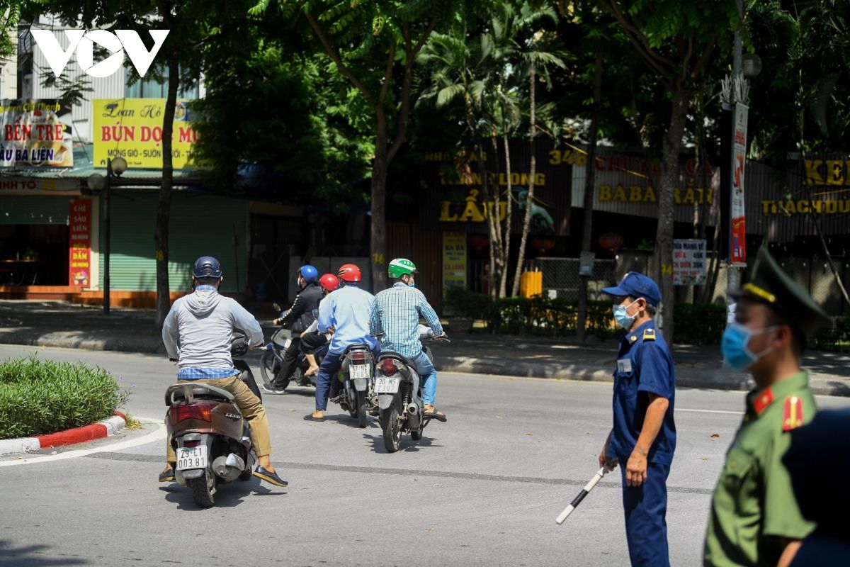 Hà Nội lập chốt trên nhiều tuyến đường kiểm soát người ra đường không lý do