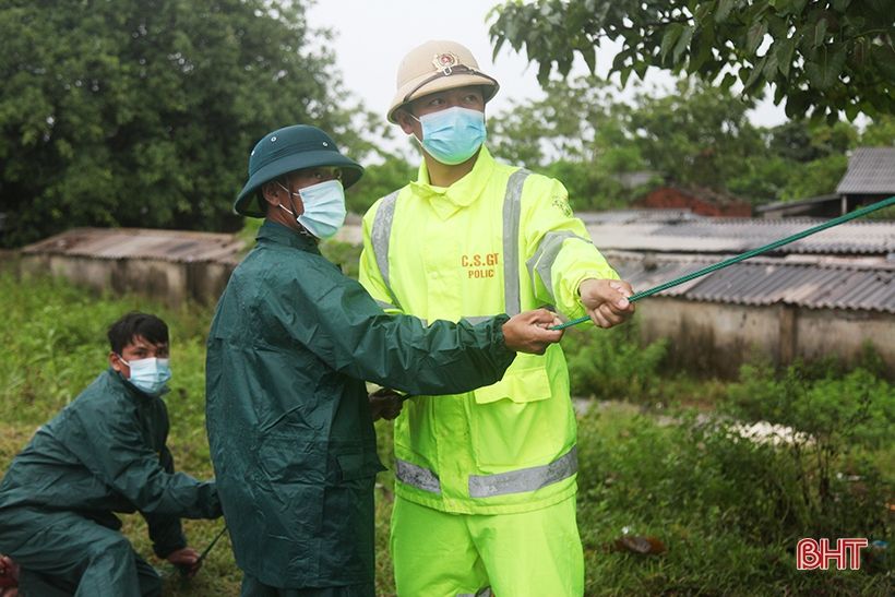 Vất vả trực chốt kiểm soát dịch Covid-19 trong mưa gió ở Hà Tĩnh