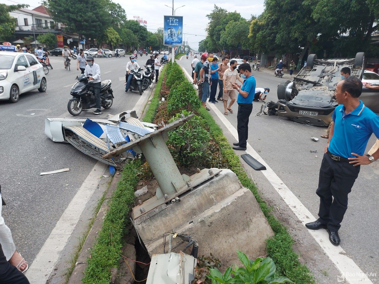 Ô tô lật ngửa giữa đường phố Vinh, tài xế may mắn thoát nạn