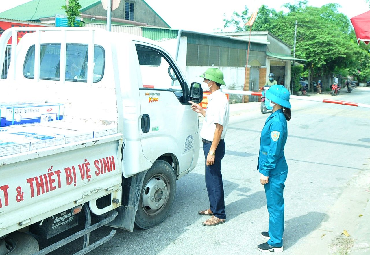 Nhiều nơi ở thành phố Vinh lập chốt kiểm soát ra, vào làng để phòng dịch