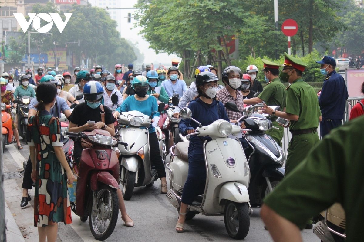 Rút kinh nghiệm, điều chỉnh linh hoạt trong kiểm tra tại các chốt kiểm soát ở Hà Nội