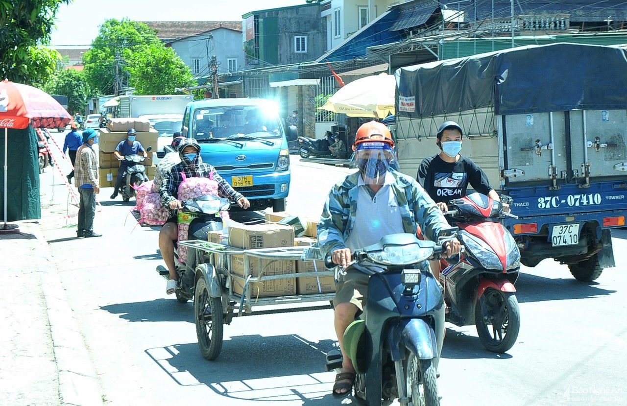 Người dân tập kết xe tải ngoài đường tránh để chuyển hàng rời TP. Vinh