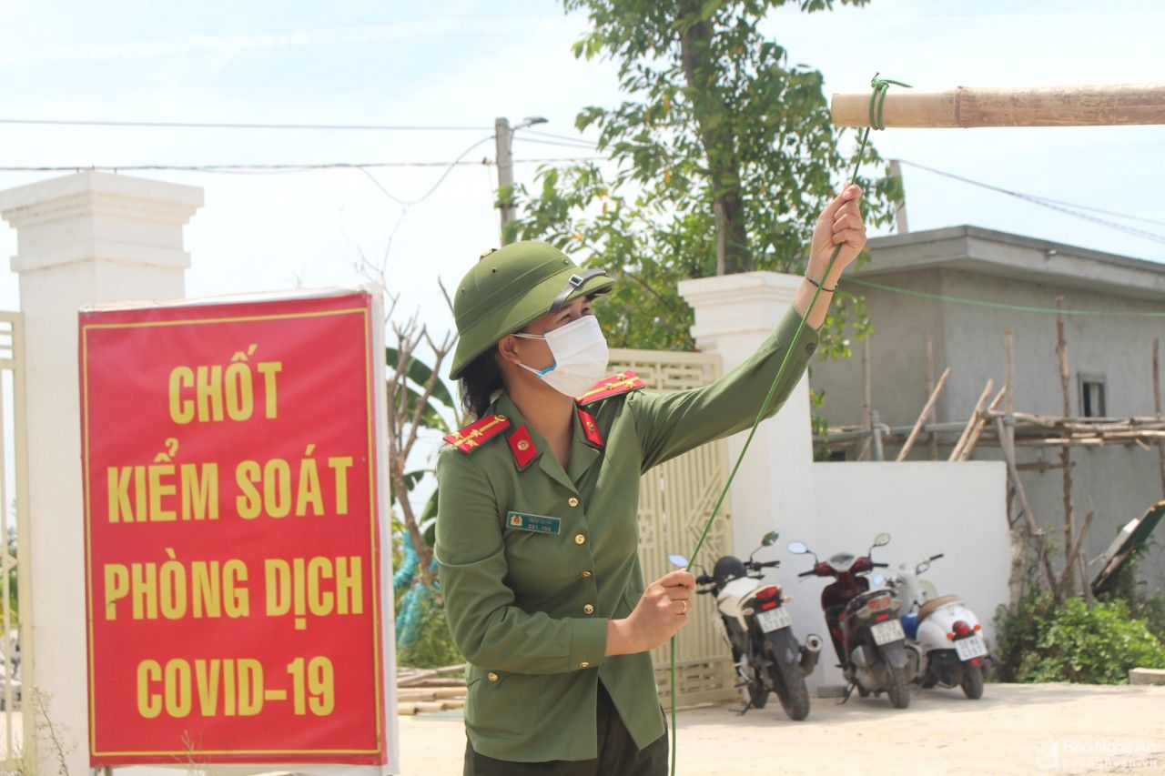 Những ‘bông hồng vàng’ trên tuyến đầu chống dịch