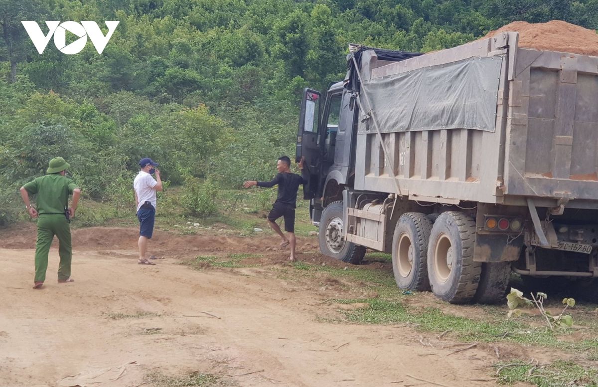 "Đột kích" bắt quả tang khai thác cát trái phép giữa lòng hồ thủy điện