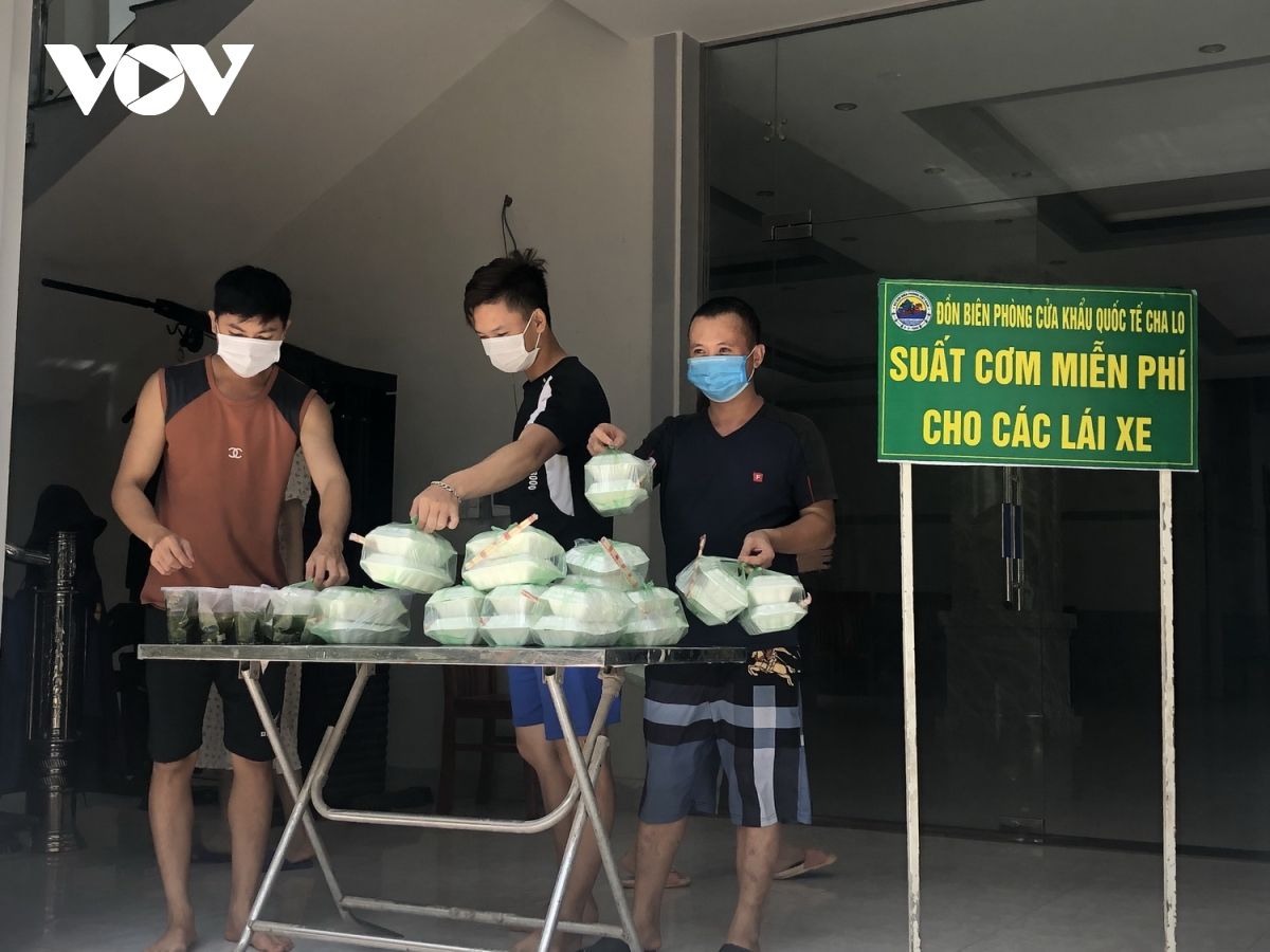 Bộ đội Biên phòng nấu cơm hỗ trợ nhân dân nơi biên giới