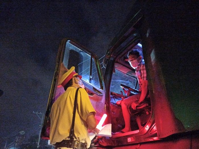 Thiếu giấy xét nghiệm, nhiều tài xế phải quay đầu xe khi đến cửa ngõ TP.HCM