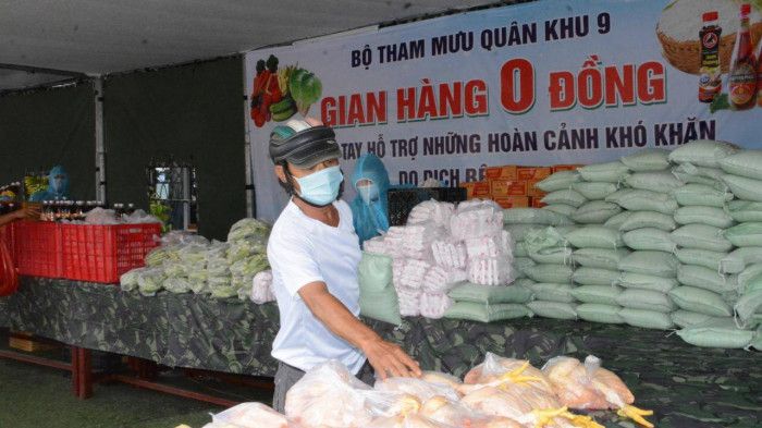 Ấm tình với “gian hàng 0 đồng” từ người lính áo xanh