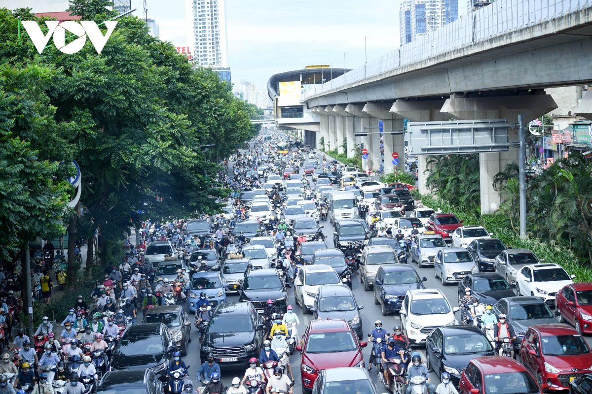 Nới lỏng một số hoạt động, đường phố Hà Nội lại tái diễn cảnh tắc nghẽn