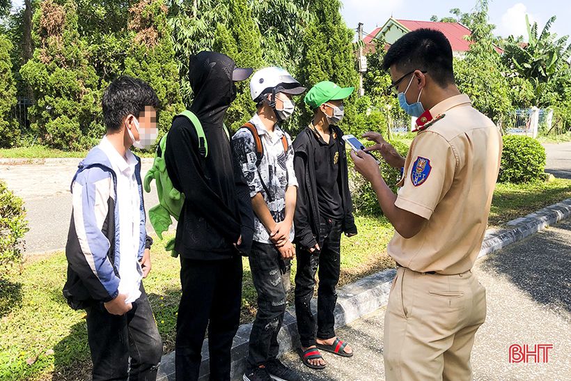 Hà Tĩnh: Xử lý hàng chục thanh thiếu niên tụ tập họp nhóm xe máy điện “độ” giữa mùa dịch