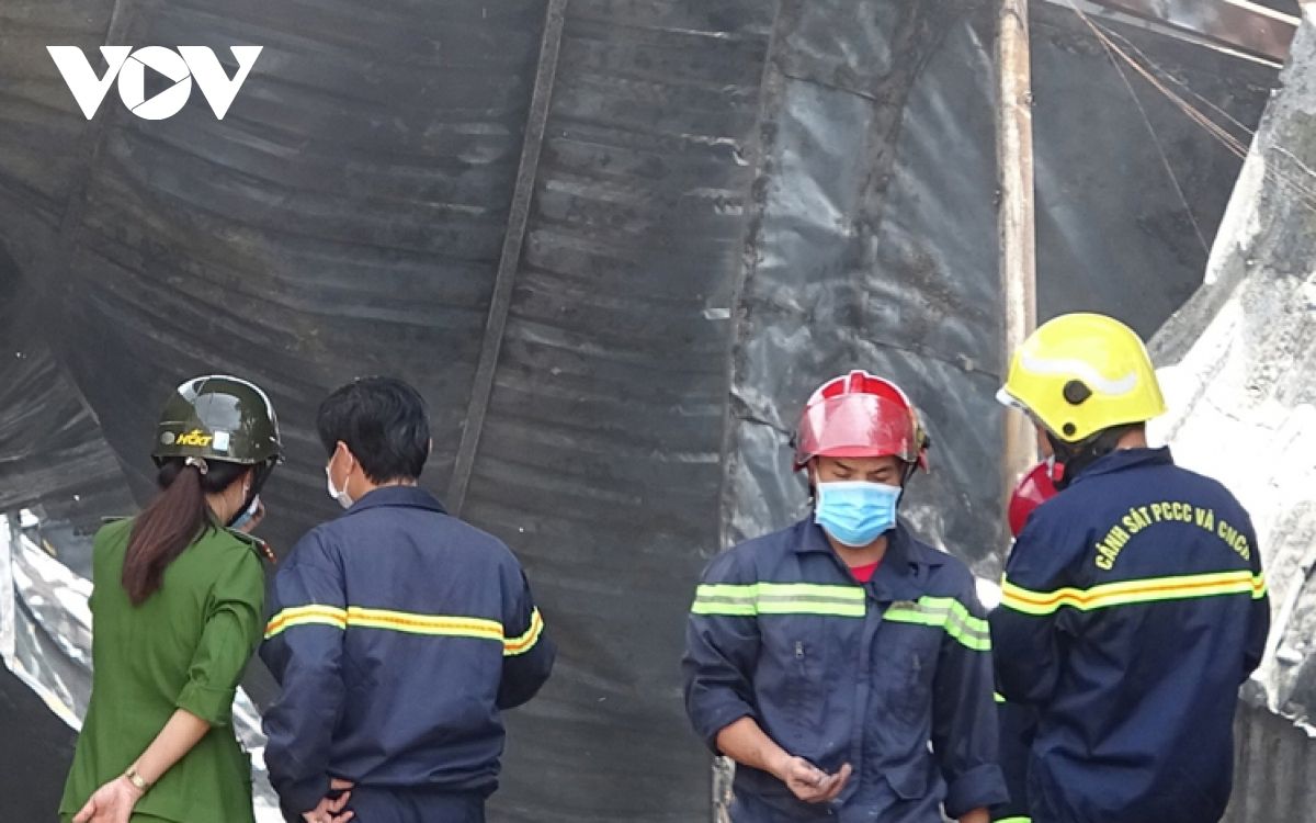 Cháy xưởng sản xuất mút xốp trong khu dân cư ở Bình Dương