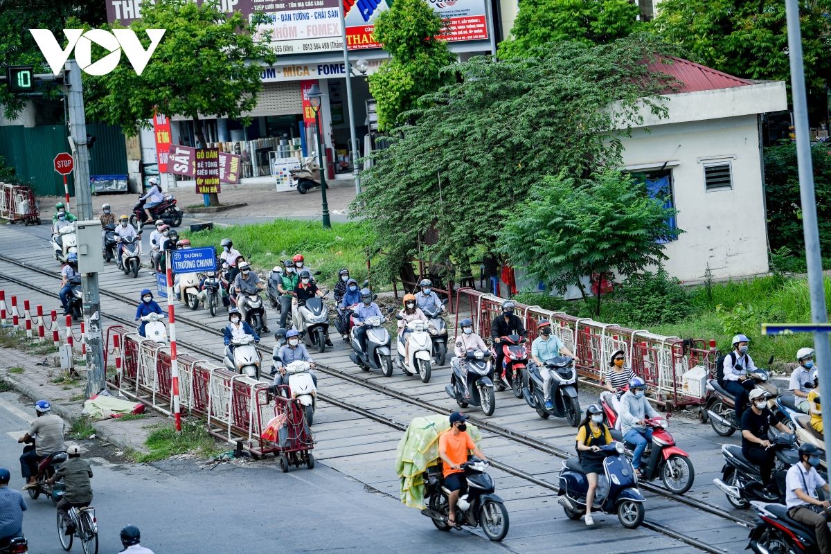 Nới lỏng một số hoạt động, đường phố Hà Nội lại tái diễn cảnh tắc nghẽn