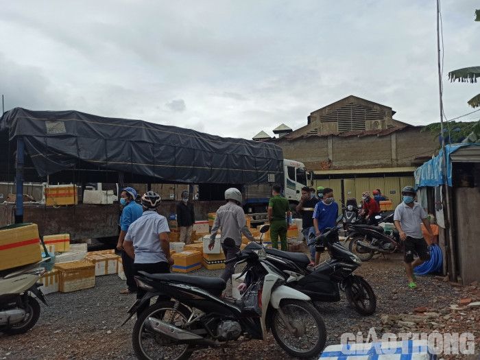 TP.HCM: Gần 100 người tụ tập nhận hàng, chủ bãi xe bị phạt 30 triệu đồng