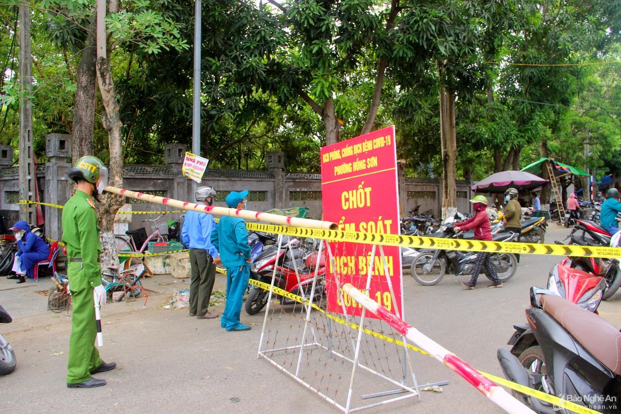 Phong tỏa, lấy mẫu xét nghiệm toàn bộ tiểu thương chợ đầu mối Vinh