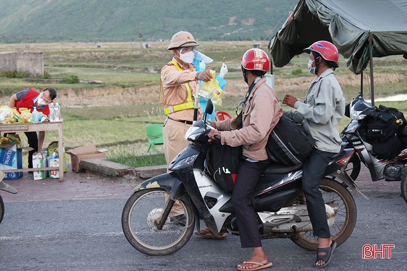 Tiếp tế đồ ăn, nước uống, dẫn đoàn người đi xe máy về từ vùng dịch các tỉnh phía Nam rời Hà Tĩnh an toàn