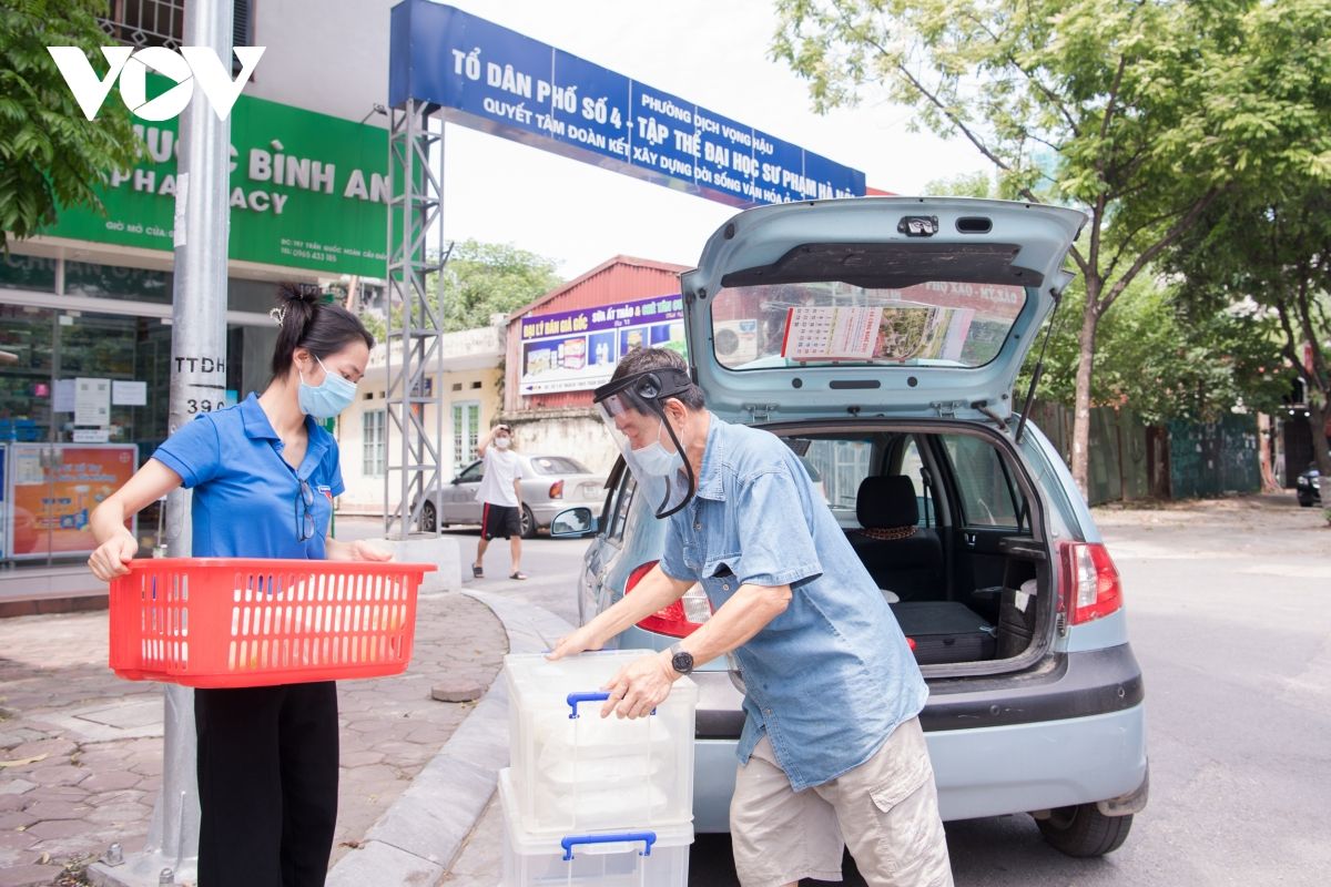 Những suất cơm miễn phí ấm lòng người nghèo giữa đại dịch