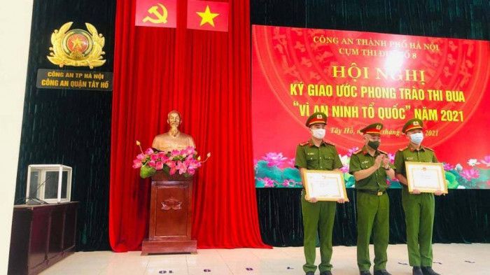 Hai thượng uý công an lao ra cứu 1 phụ nữ chới với, hoảng loạn giữa hồ Tây