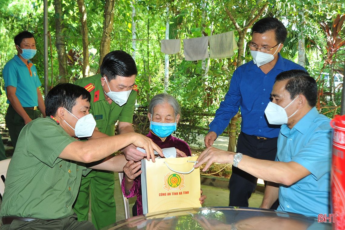 Chủ tịch UBND tỉnh thăm hỏi, động viên gia đình có công với cách mạng