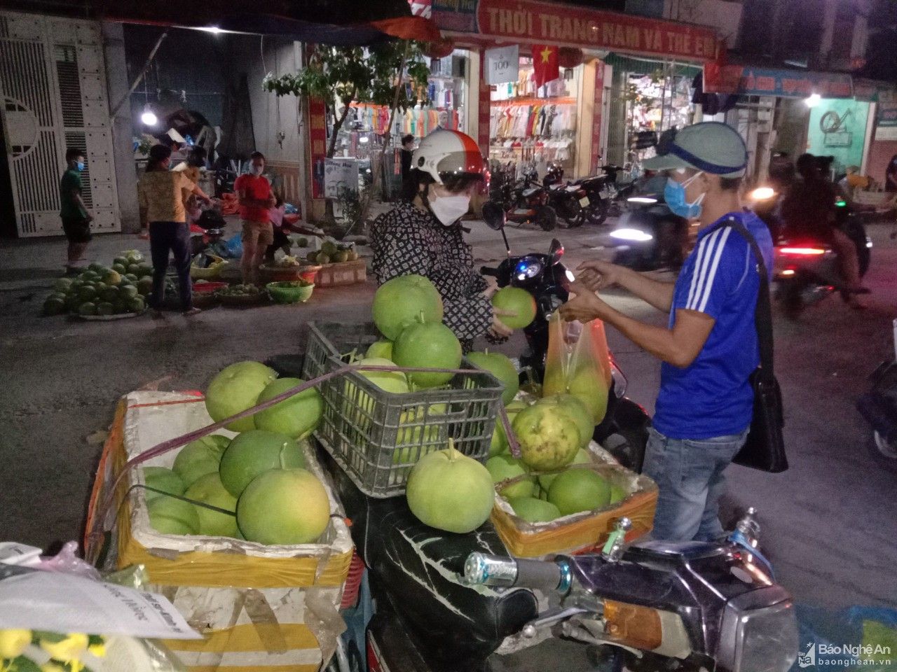 Người dân Đô Lương đua nhau đi chợ đêm trước giờ thực hiện Chỉ thị 16