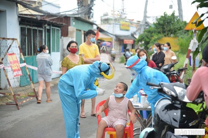 Cận cảnh xe quân đội khử khuẩn trên 4 tuyến đường ở thành phố Thủ Đức