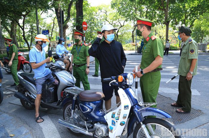 Hà Nội: Người ra đường không lý do tìm mọi cách quay đầu xe... né chốt