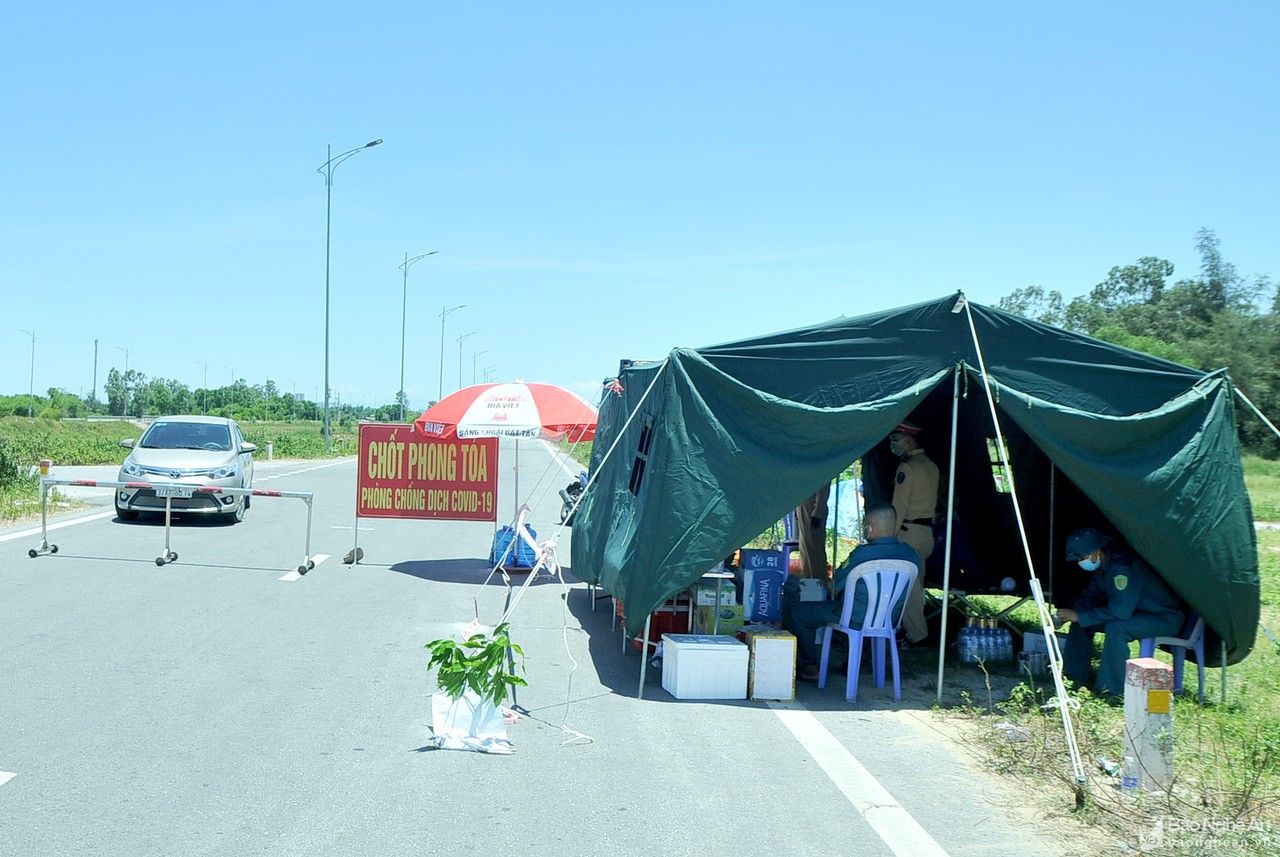 Căng mình chống dịch dưới cái nắng hơn 40 độ ở thành Vinh