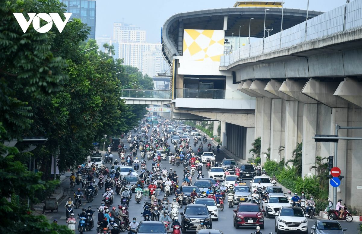 Phố phường Hà Nội ngày đầu giãn cách: Nơi tĩnh lặng, chỗ đông đúc