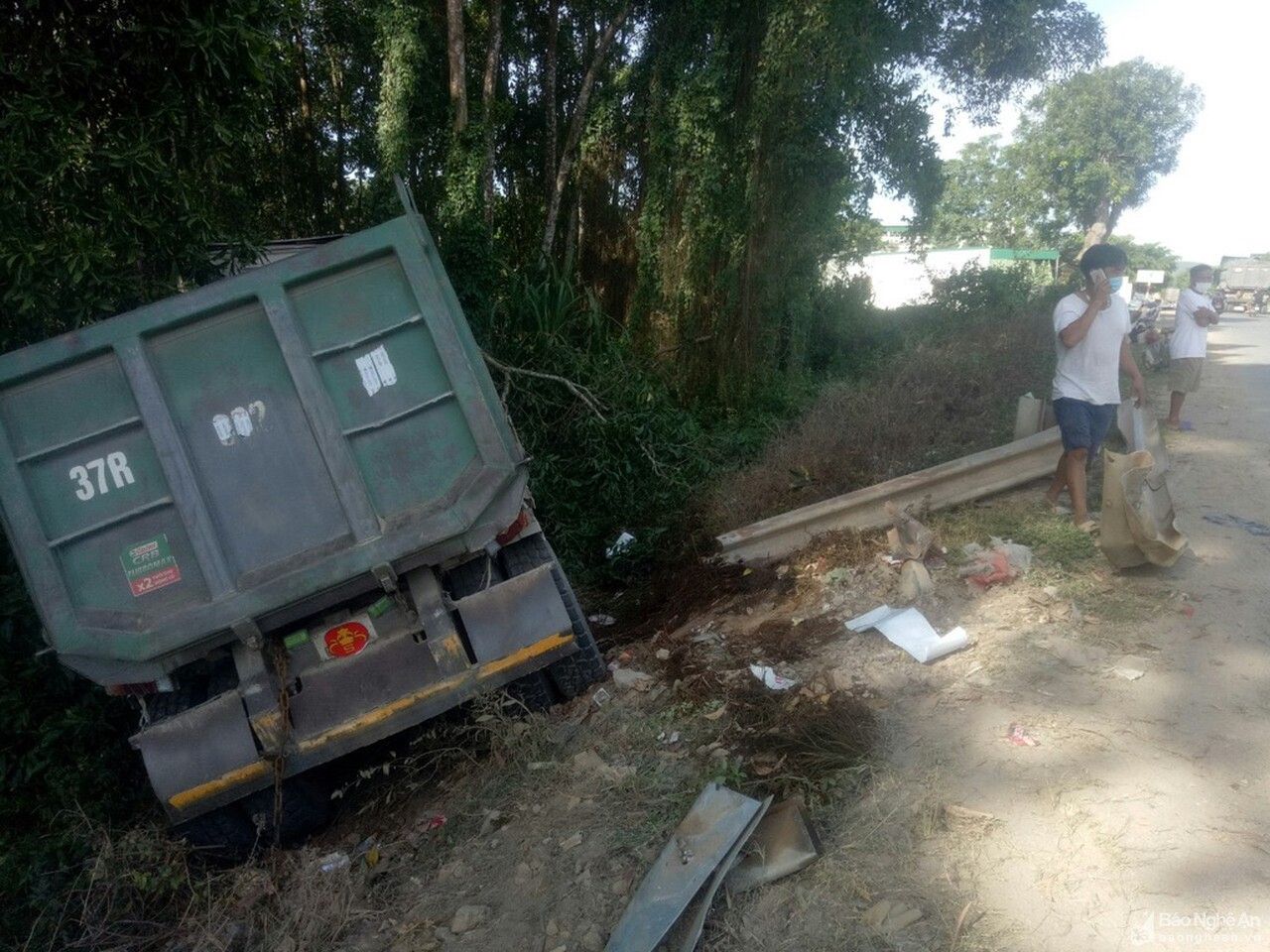 Xe tải mất lái tông sập lan can trên quốc lộ 7