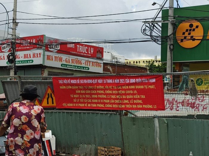 Chùm ảnh: Bất chấp lệnh cấm, chợ tự phát ở TP HCM vẫn nhộn nhịp