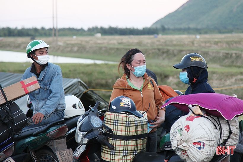 Tiếp tế đồ ăn, nước uống, dẫn đoàn người đi xe máy về từ vùng dịch các tỉnh phía Nam rời Hà Tĩnh an toàn