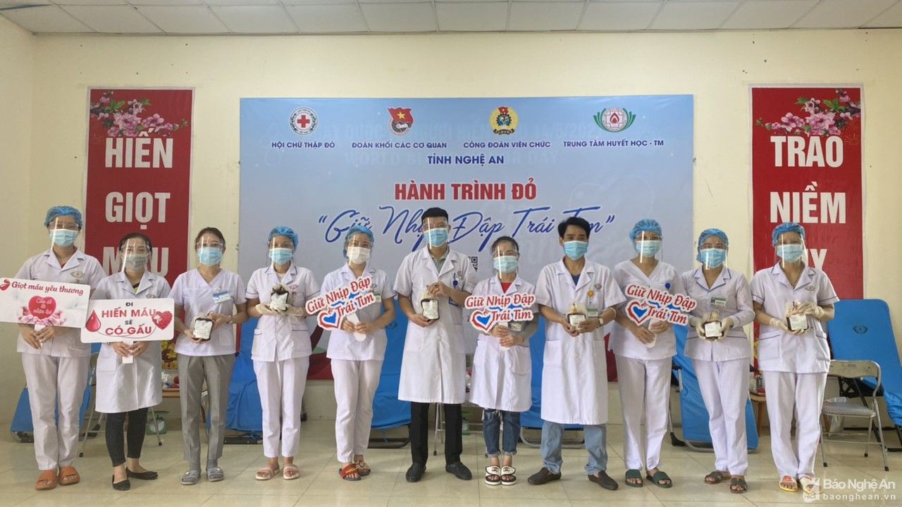 Lãnh đạo các cơ quan, đơn vị tham gia hiến máu 