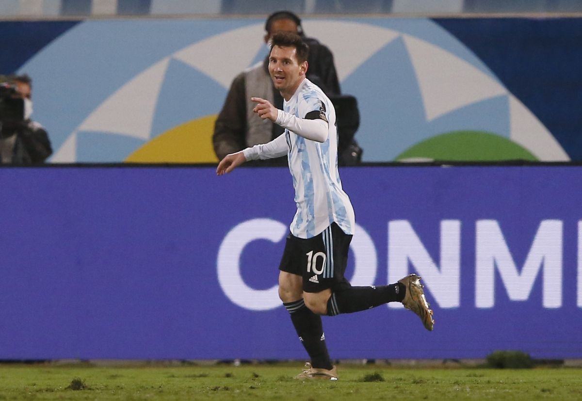 Messi chính thức trở thành cầu thủ "vĩ đại" nhất ĐT Argentina