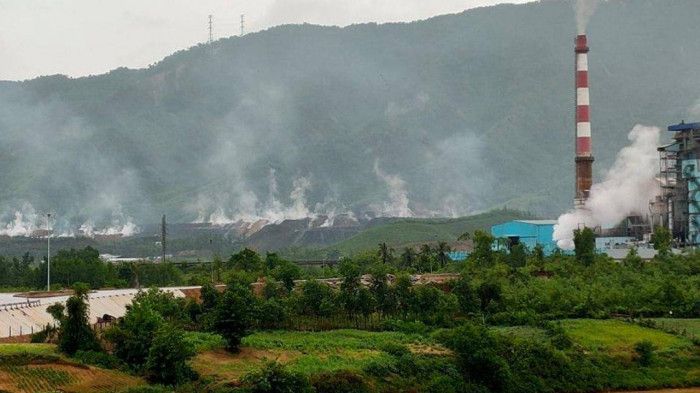 Sau mưa, bãi thải mỏ than Nông Sơn lại bốc khói mịt mù, gây ô nhiễm