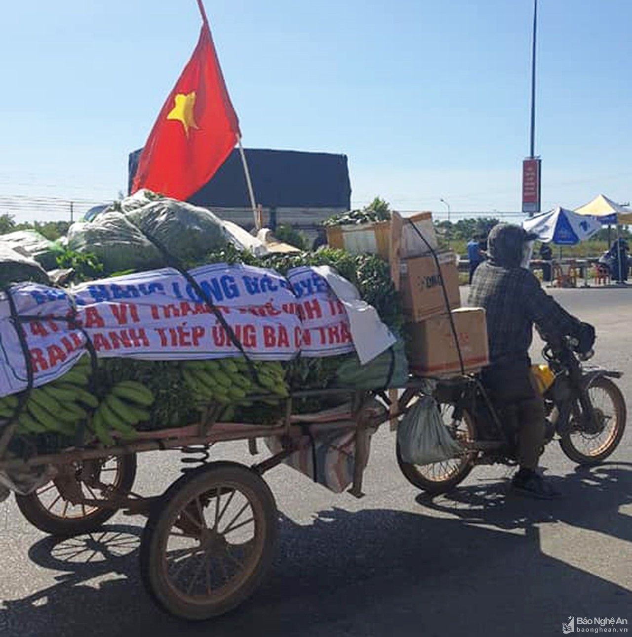 Chuyện người đàn ông quê lúa gom rau, củ, quả chở xe kéo đi hỗ trợ người dân thành phố Vinh