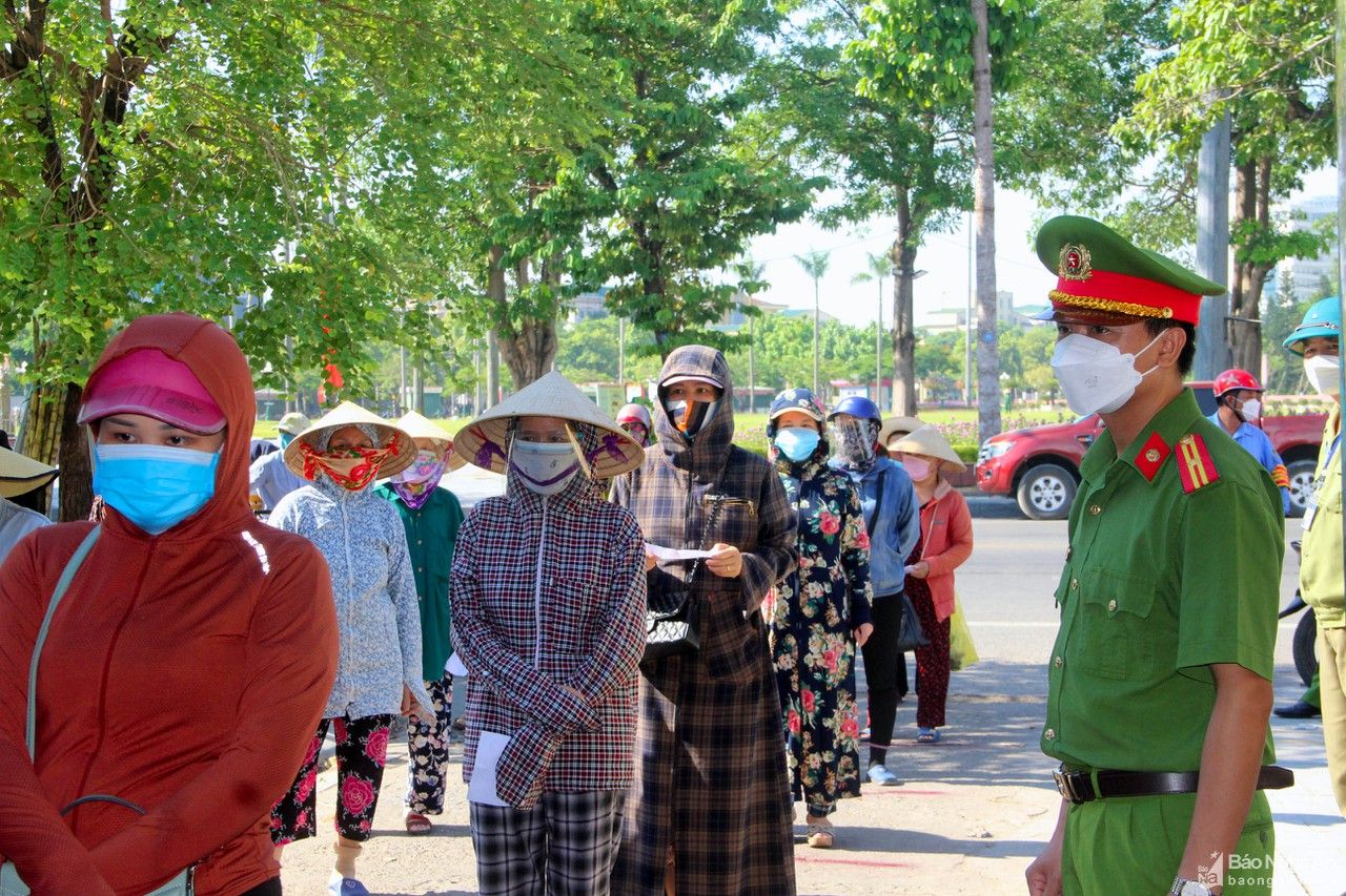 Cận cảnh người dân TP Vinh ngày đầu đi chợ bằng thẻ