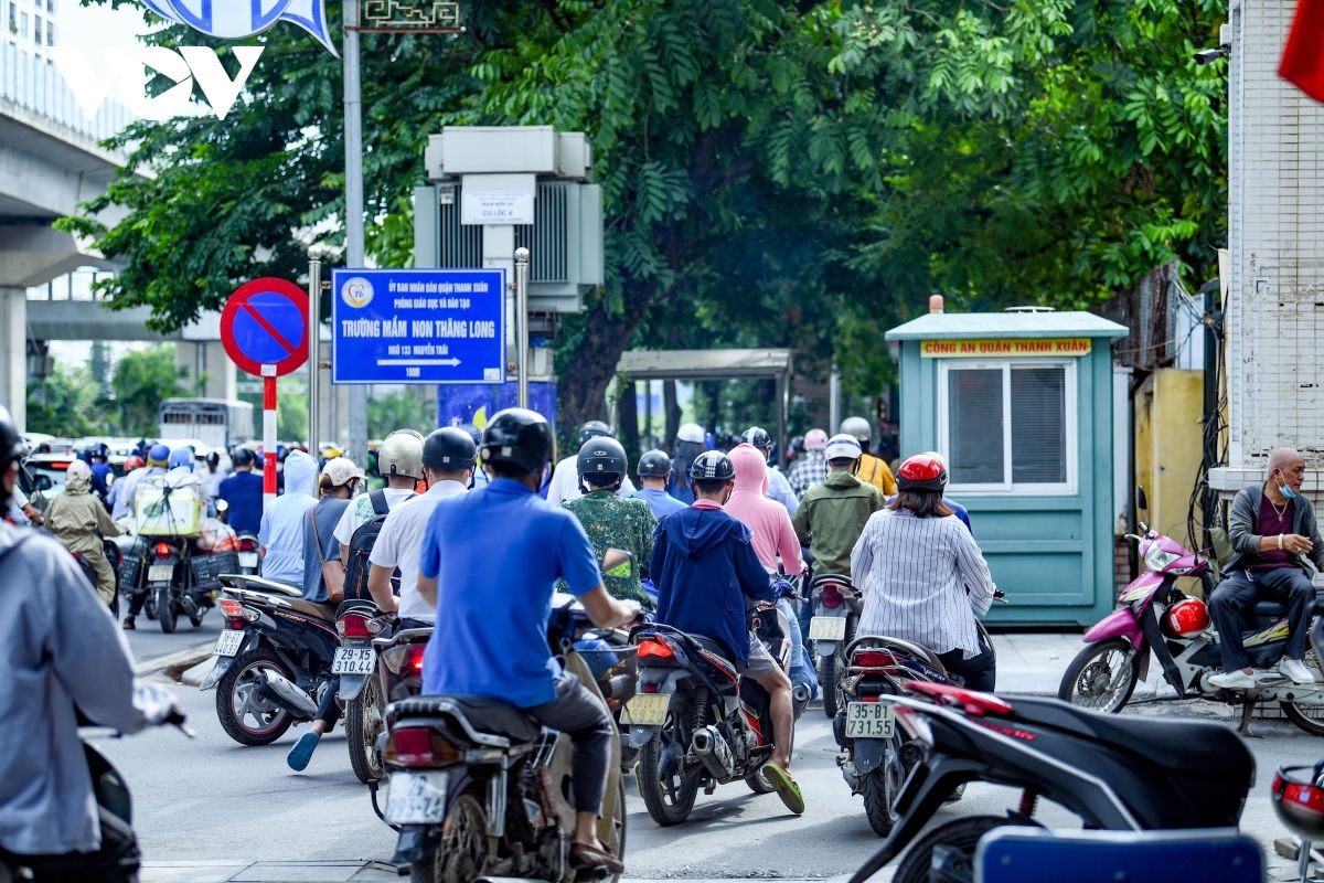 Nới lỏng một số hoạt động, đường phố Hà Nội lại tái diễn cảnh tắc nghẽn