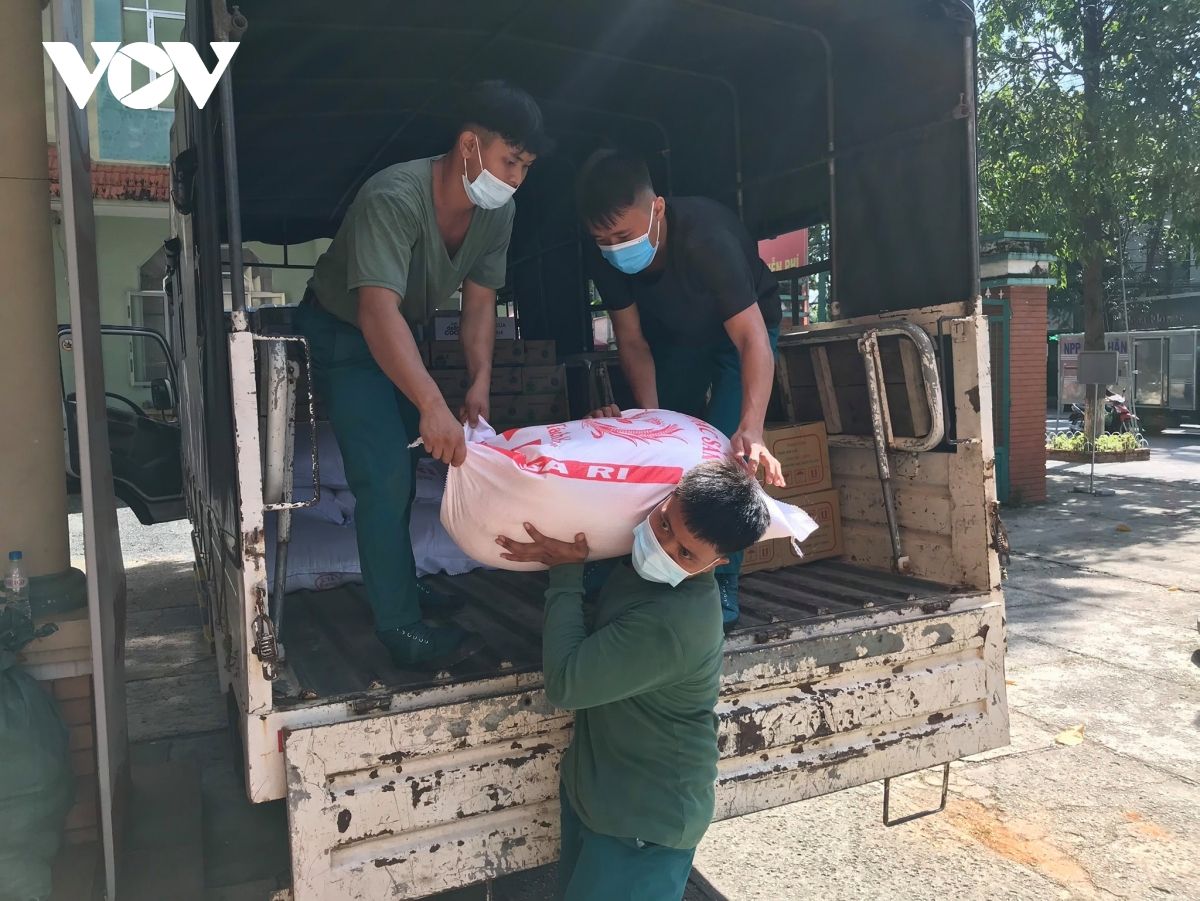 Ấm tình đồng bào, cả nước hướng về vùng dịch