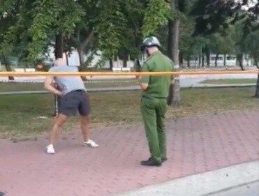 Thanh niên thản nhiên tập thể dục khi công an đứng cạnh bị phạt 4 triệu