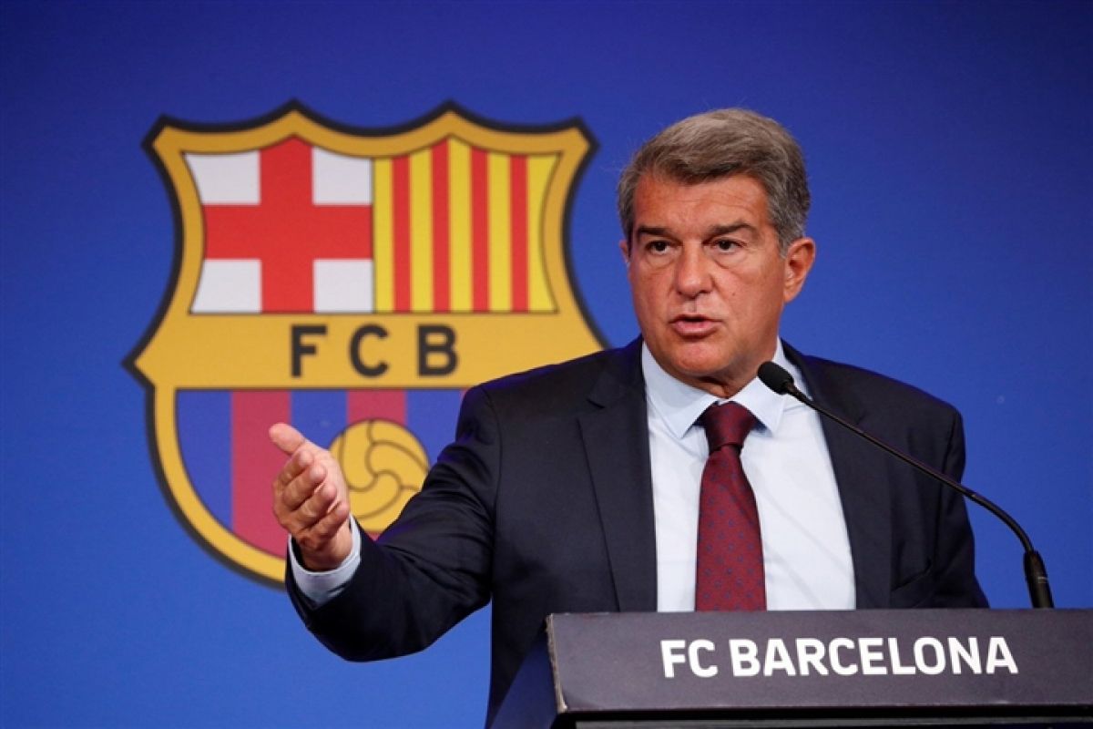 Barca nợ 1,35 tỷ Euro, Chủ tịch Laporta cảm kích khi Pique chấp nhận giảm lương