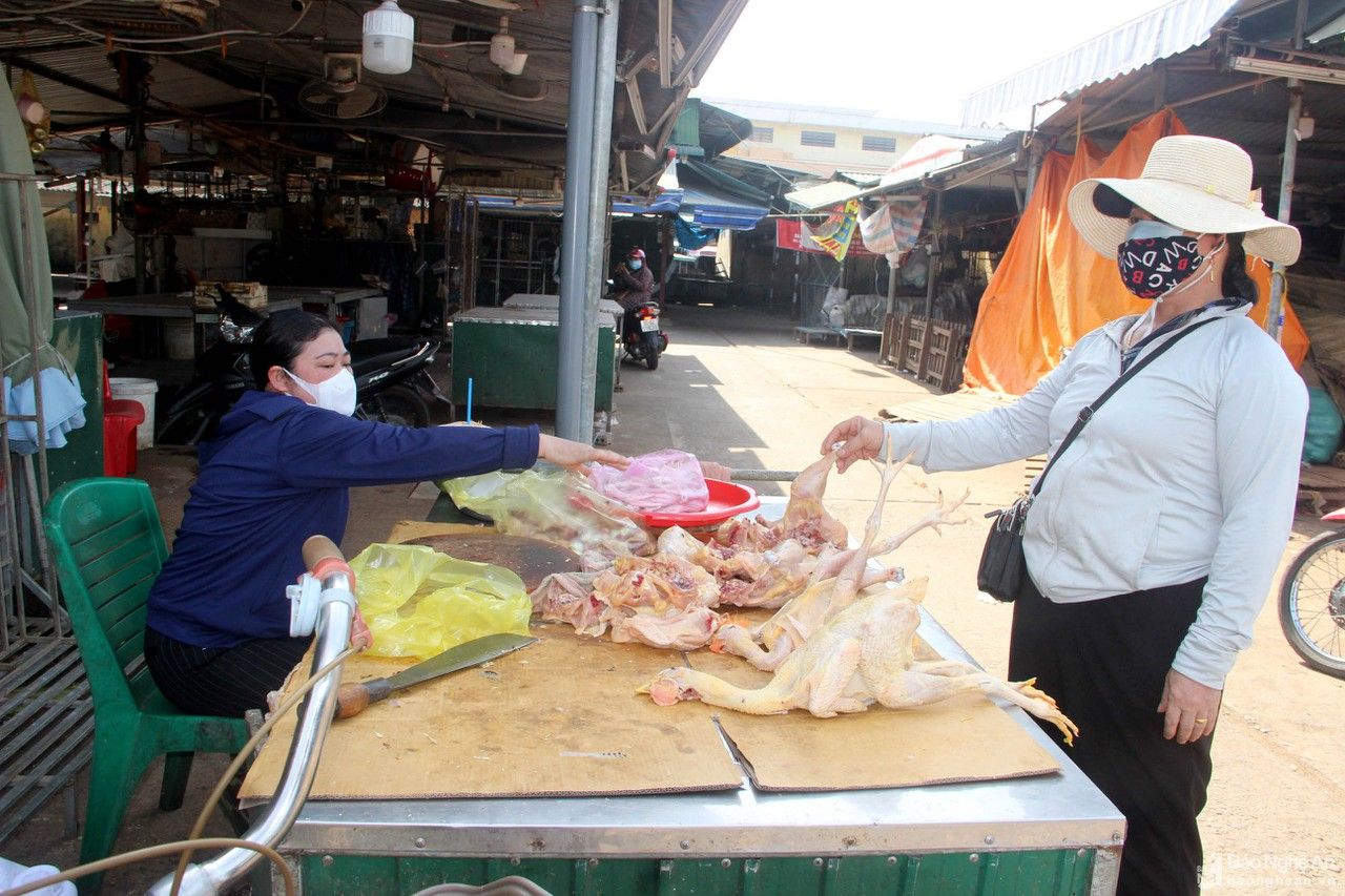 Chợ đầu mối Vinh vắng khách trong ngày mở cửa trở lại