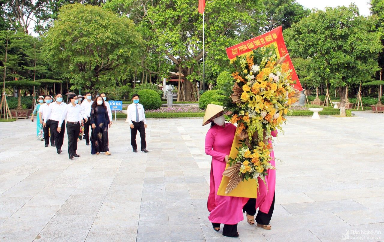 Ban Tuyên giáo Tỉnh ủy Nghệ An dâng hoa tại Khu di tích Kim Liên