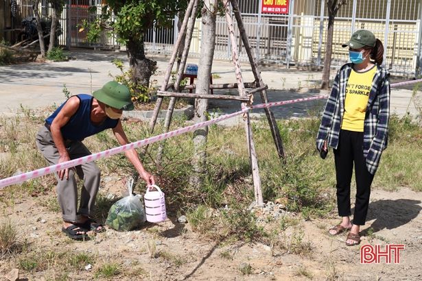 Bên trong thị trấn Xuân An ngày đầu thực hiện phong toả