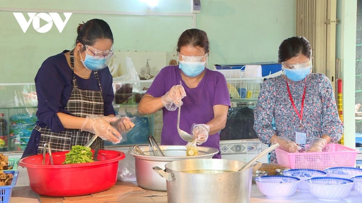 "Bếp ăn yêu thương” ngày đêm đỏ lửa phục vụ tuyến đầu ở Cần Thơ