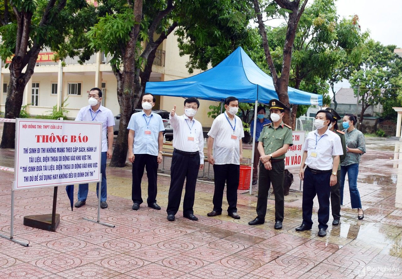 Đoàn công tác của tỉnh kiểm tra các điểm thi tốt nghiệp THPT