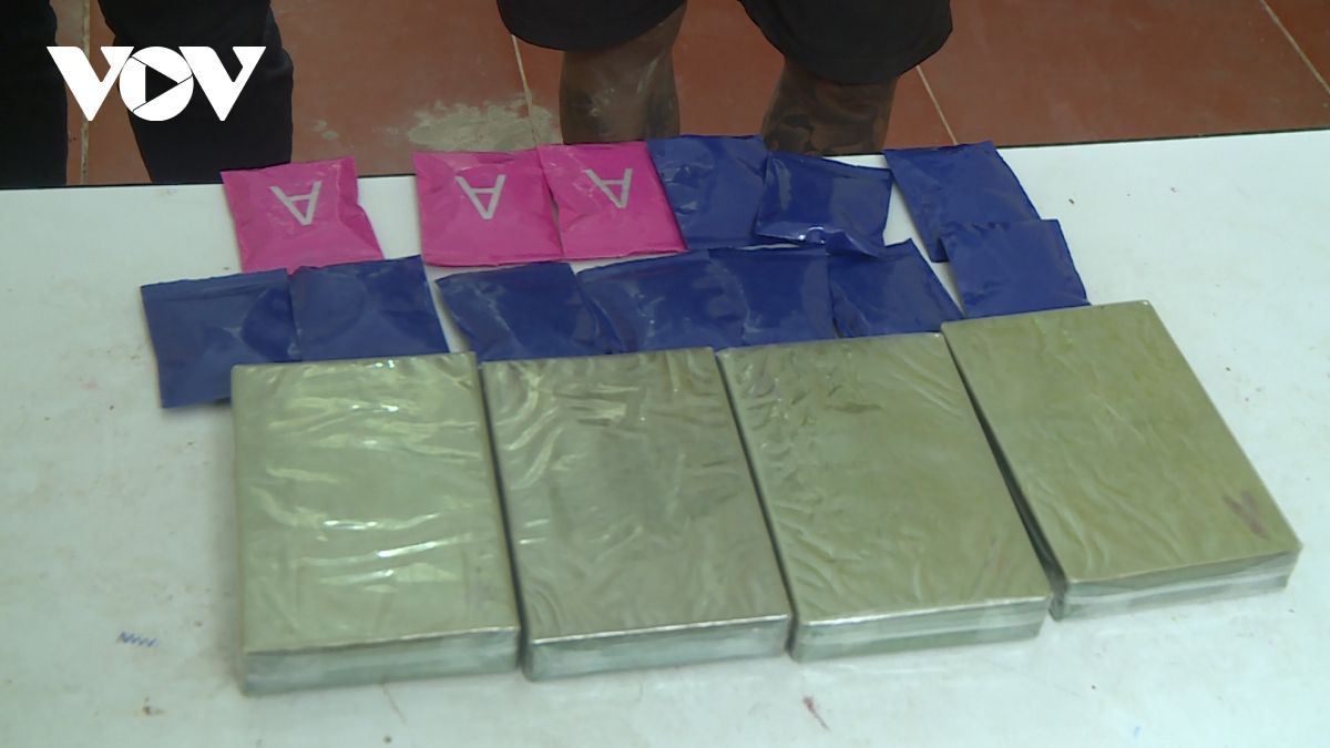 Sa lưới khi đang mua bán 4 bánh heroin, hơn 2.600 viên ma túy