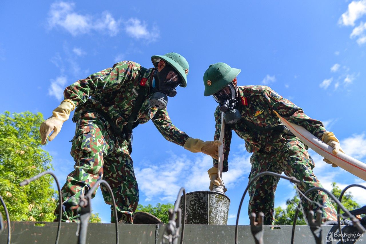 Lực lượng phòng hóa phun khử khuẩn 15 điểm sau khi xuất hiện F0 đầu tiên ở TP Vinh