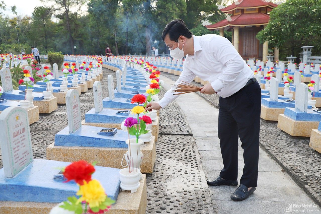 Đoàn đại biểu Nghệ An tưởng niệm các anh hùng liệt sĩ tại Nghĩa trang liệt sĩ Trường Sơn