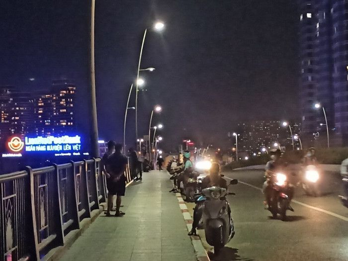 TP.HCM đang "bão" Covid-19, nhiều cặp đôi vẫn ra cầu Thủ Thiêm tình tứ